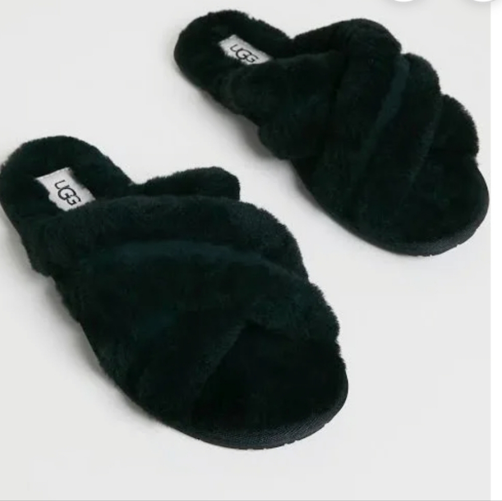 NEW 🔥UGG Women's Black Fuzzy Slippers